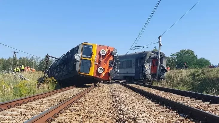 Polonya’da beton mikseri yolcu trenine çarptı