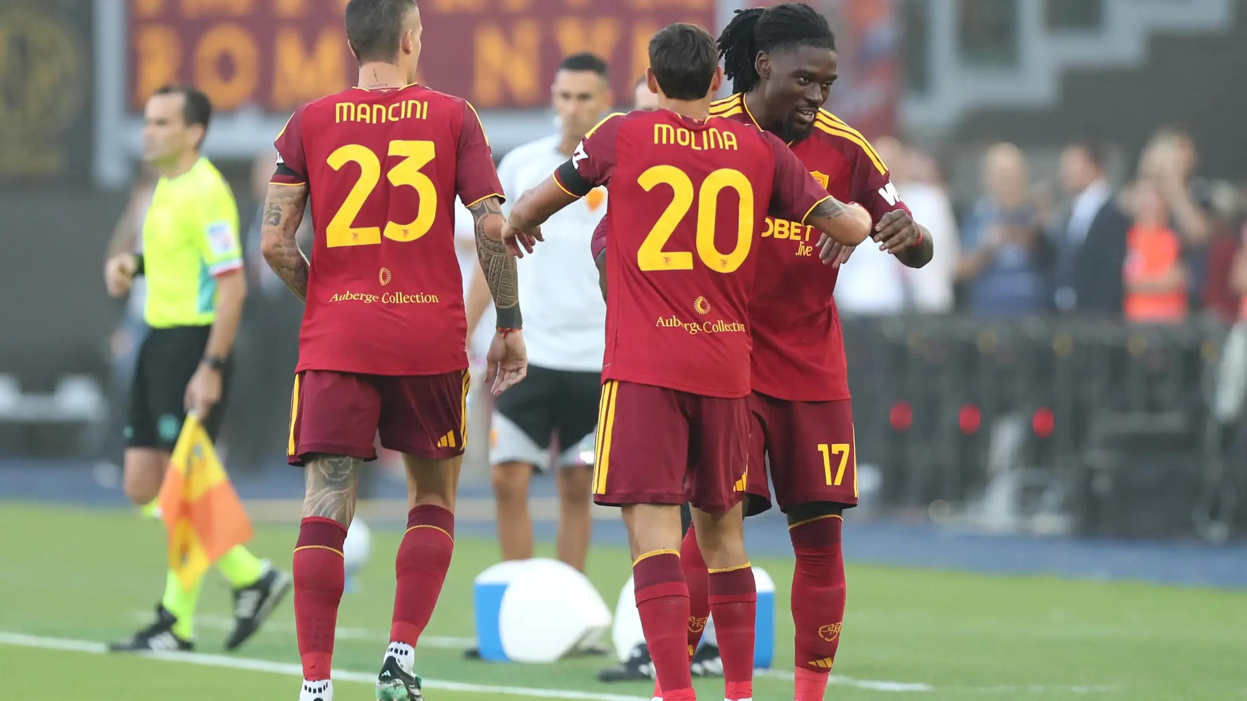 Serie A’da Roma ve İnter berabere kalarak, Lazio ile zirveyi paylaşmaya devam etti 1 Serie A'da haftanın maçında Roma ve İnter, nefesleri kesen bir maçın sonunda puanları paylaştı.