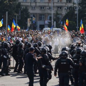 Romanya’da çiftçi protestosunda ortalık savaş alanına döndü