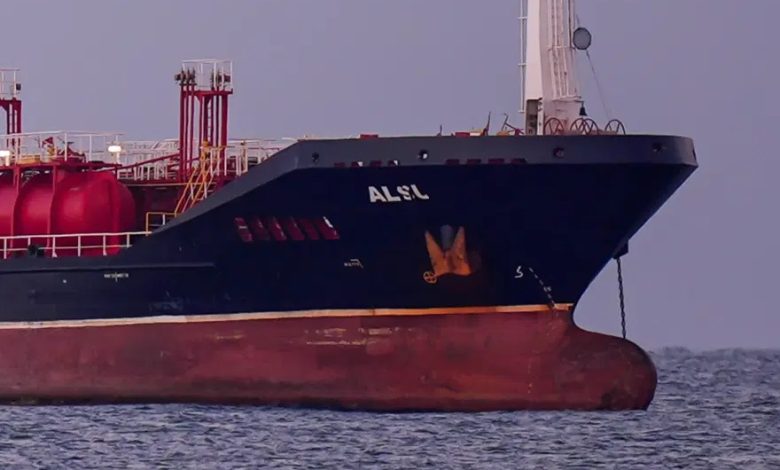 Silivri açıklarında ALSU tankeriyle çarpıştıktan sonra 11 dakika içinde batan TUĞBERK İMAMOĞLU gemisindeki 10 denizciyi arama çalışmaları sürüyor.