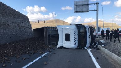Ağrı’da tır, otomobili biçti!