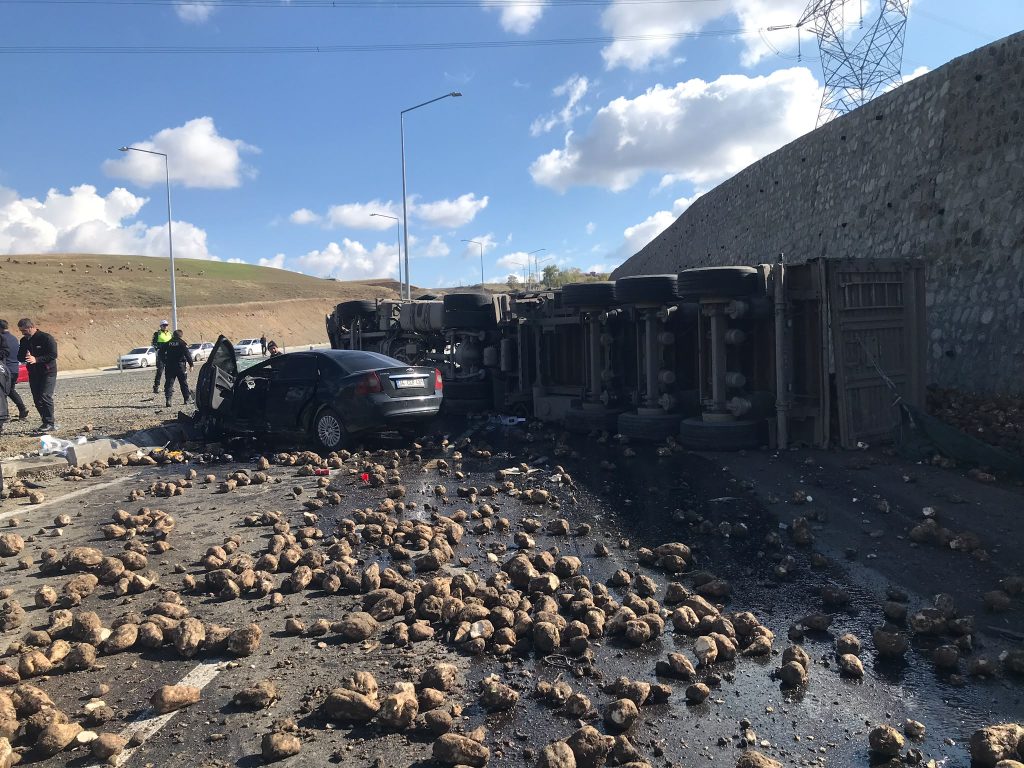 Ağrı’da tır, otomobili biçti! 1 agri2 1024x768 1
