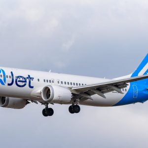 AJet uçağında yolcu, herkesi ısırdı!