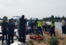 Antalya’da mazot dökülen yolda midibüs devrildi!