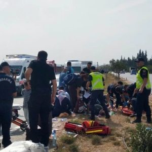Antalya’da mazot dökülen yolda midibüs devrildi!