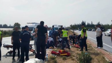 Antalya’da mazot dökülen yolda midibüs devrildi!