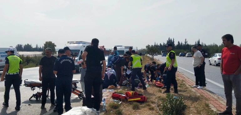 Antalya’da mazot dökülen yolda midibüs devrildi!