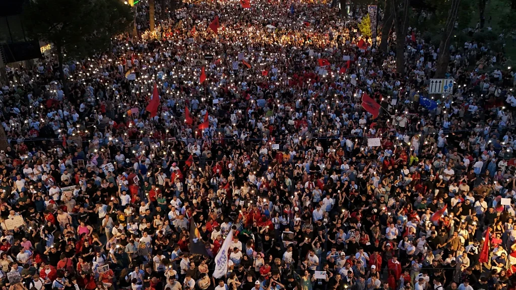 Arnavutluk'ta Başbakan Edi Rama’nın istifasını isteyen protestocular, Tiran’da eğitim reformu ve yolsuzluk iddialarına karşı yürüyüş düzenledi.