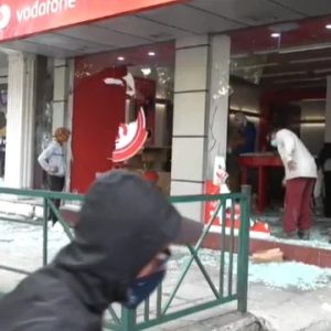 Tiran’daki protestolarda One ve Vodafone’un iş yerleri zarar gördü