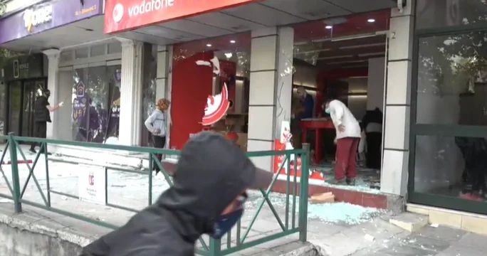 Tiran’daki protestolarda One ve Vodafone’un iş yerleri zarar gördü