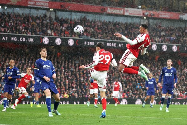 İngiltere Premier Lig’de son şampiyon Arsenal, Everton’ı 2-0 yenerek lider Manchester City ile aynı puanla zirveyi paylaştı
