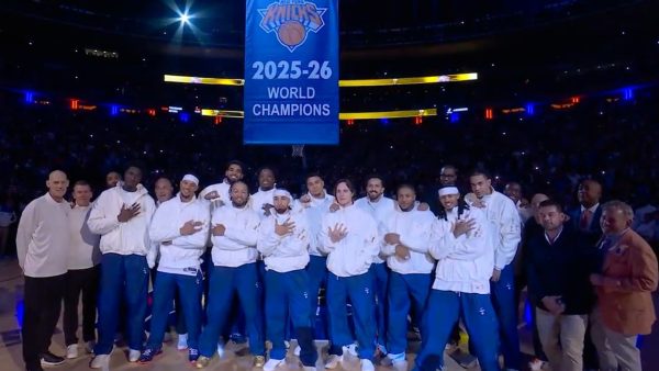 New York Knicks oyuncuları, Philadelphia 76ers maçı öncesinde düzenlenen törende şampiyonluk yüzüklerini aldı.