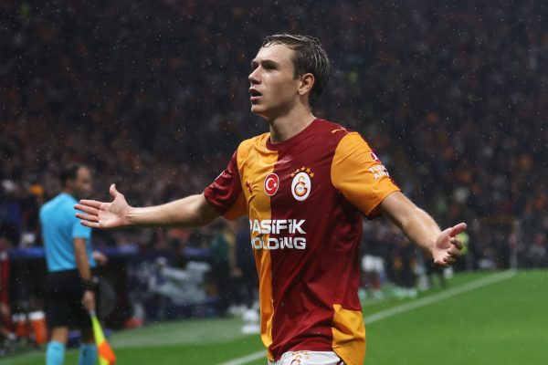 Galatasaray'ın Rus futbolcusu Aleksey Batrakov'u Paris Saint Germain ve Barcelona tarafından yakın takibe alındığı öne sürüldü