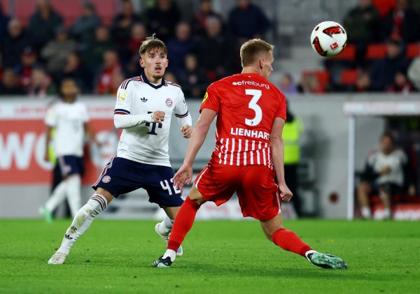 Almanya Ligi'nde Bayern Münih, hasta olan teknik direktörü Vincent Kompany'den yoksun olduğu maçta Freiburg deplasmanında 3-1 kazandı
