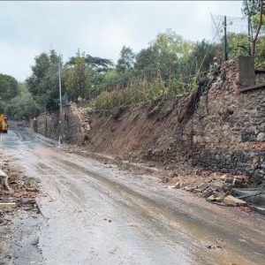 Beşiktaş’ta sağanak sonrası istinat duvarı çöktü! Yol trafiğe kapatıldı