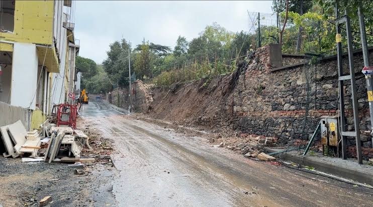 Beşiktaş’ta sağanak sonrası istinat duvarı çöktü! Yol trafiğe kapatıldı