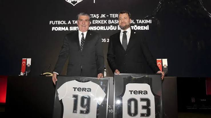 Beşiktaş’ın TERA bağlantısındaki risk ağırlaştı 1 1. Beşiktaş Futbol AŞ’nin finansal raporunda yer alan milyarlarca liralık alacak ve sermaye avansı bakiyeleri, kulübün finansman yapısına ilişkin soru işaretlerini gündeme getirdi.