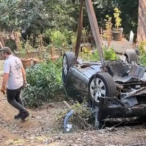 Beşiktaş’ta otomobil site bahçesine uçtu!