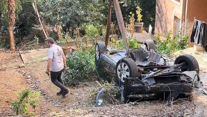 Beşiktaş’ta otomobil site bahçesine uçtu!