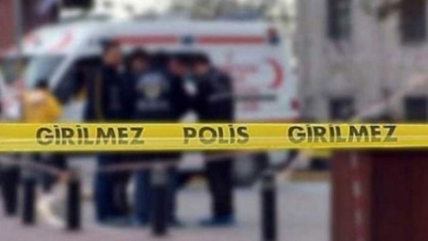 Bursa'nın Gemlik ilçesinde GSM bayisinde çalışan 3,5 aylık hamile Berna A., cep telefonu faturasının yüksek geldiğini iddia eden Murat U.’nun saldırısında ağır yaralandı