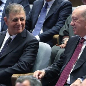 Cemil Tugay, AK Parti rozetini taktı