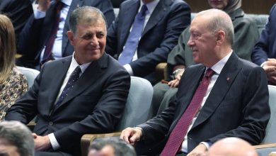 Cemil Tugay, AK Parti rozetini taktı