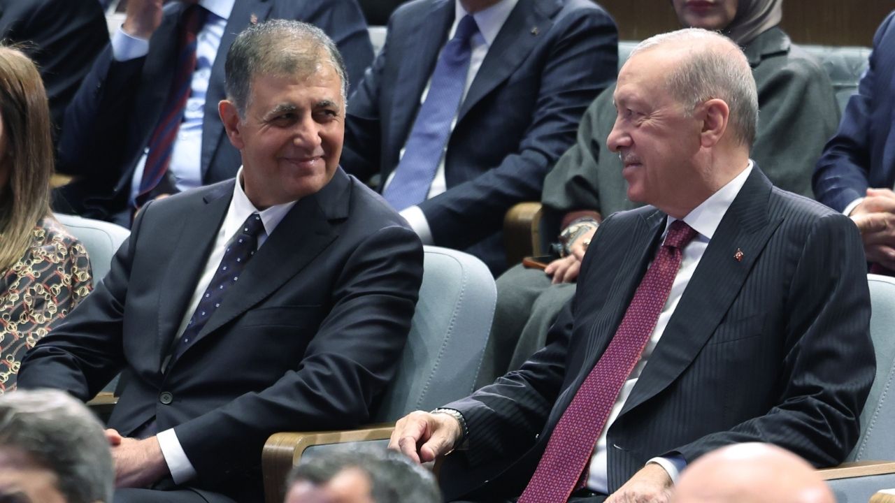 Cemil Tugay, AK Parti rozetini taktı