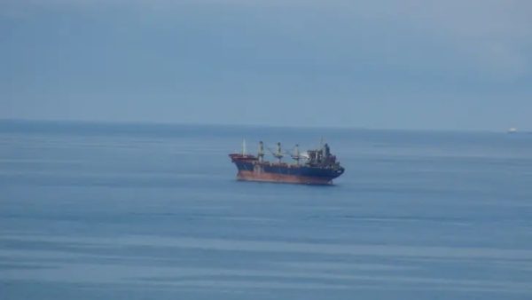 Rusya’nın Novorossiysk Limanı açıklarında dron saldırısına uğrayan Palau bayraklı “M/V Aroyat” adlı yük gemisi Giresun açıklarına kadar sürüklendi.
