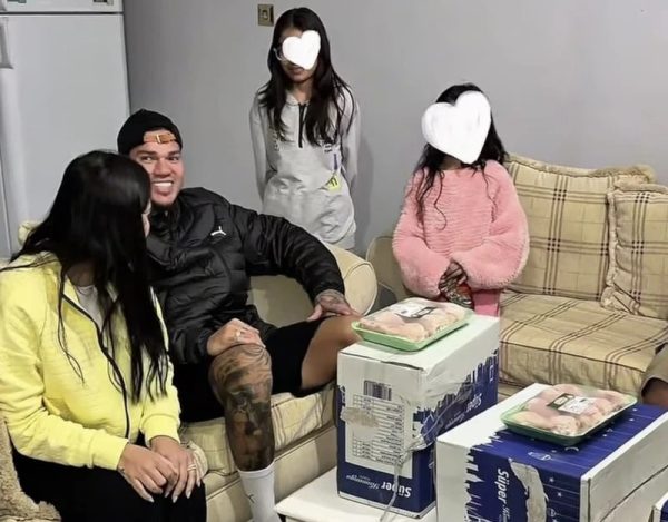 Fenerbahçe’nin Brezilyalı kalecisi Ederson Moraes, eşi Lais Moraes ve çocuklarıyla birlikte ihtiyaç sahibi ailelere destek oldu
