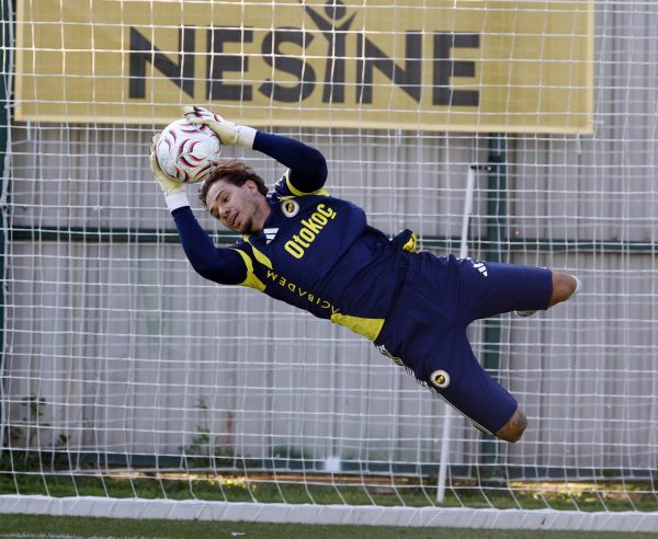 Fenerbahçe'nin Brezilyalı kalecisi Ederson, eşi ve çocukları bizzat paketledikleri yardım paketlerini İstanbul'da ihtiyaç sahiplerine dağıttı