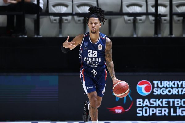 Türkiye Sigorta Basketbol Süper Ligi’nde Anadolu Efes, Esenler Erokspor deplasmanında kaybederek dördüncü haftada ilk yenilgisini aldı