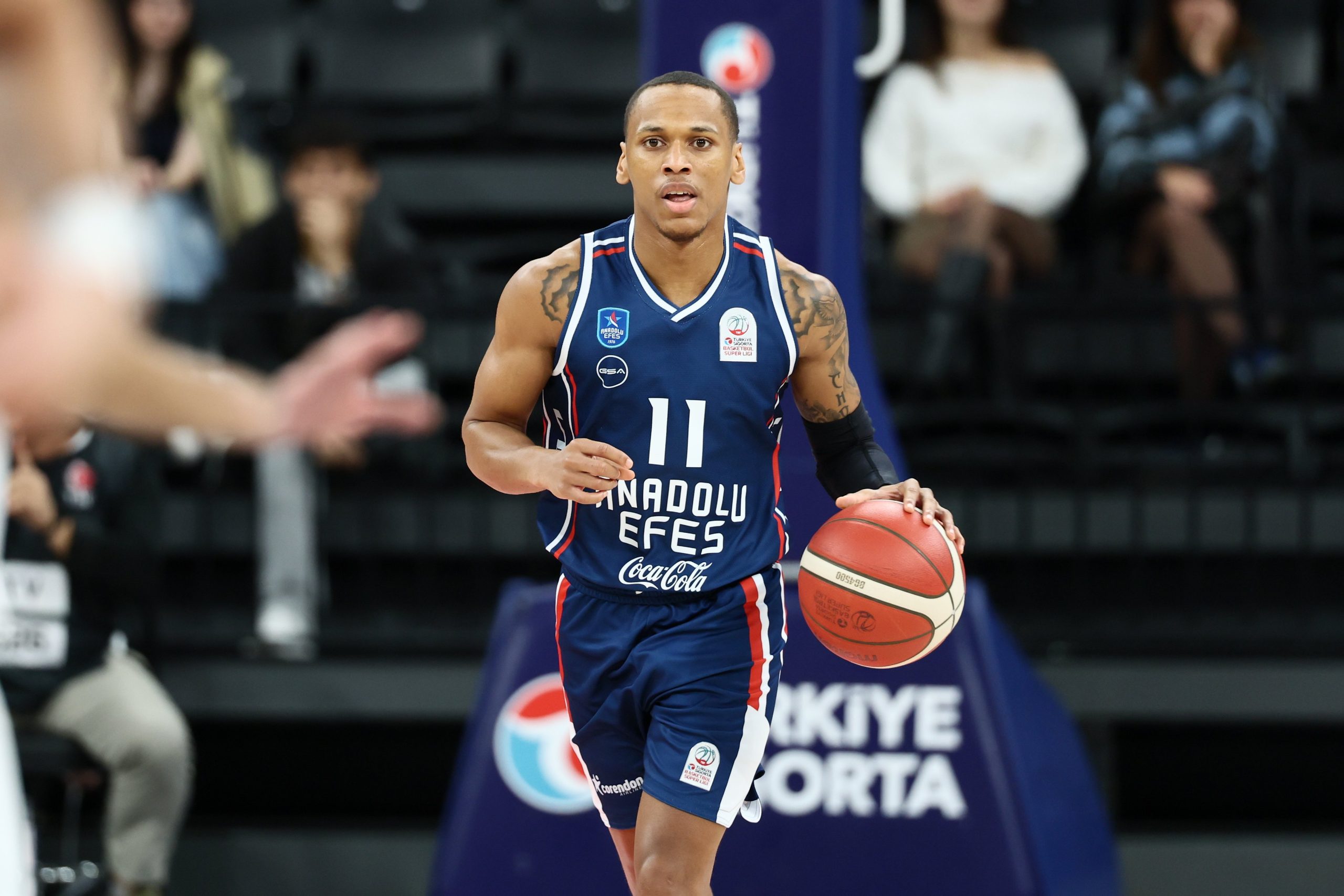 Anadolu Efes, Körfez Basket’i farklı geçti