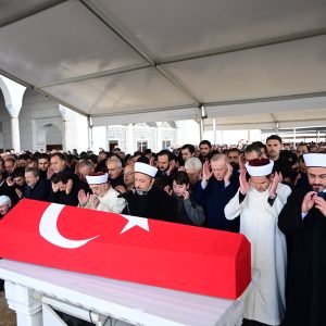 Cumhurbaşkanı Recep Tayyip Erdoğan tabuta omuz verdi