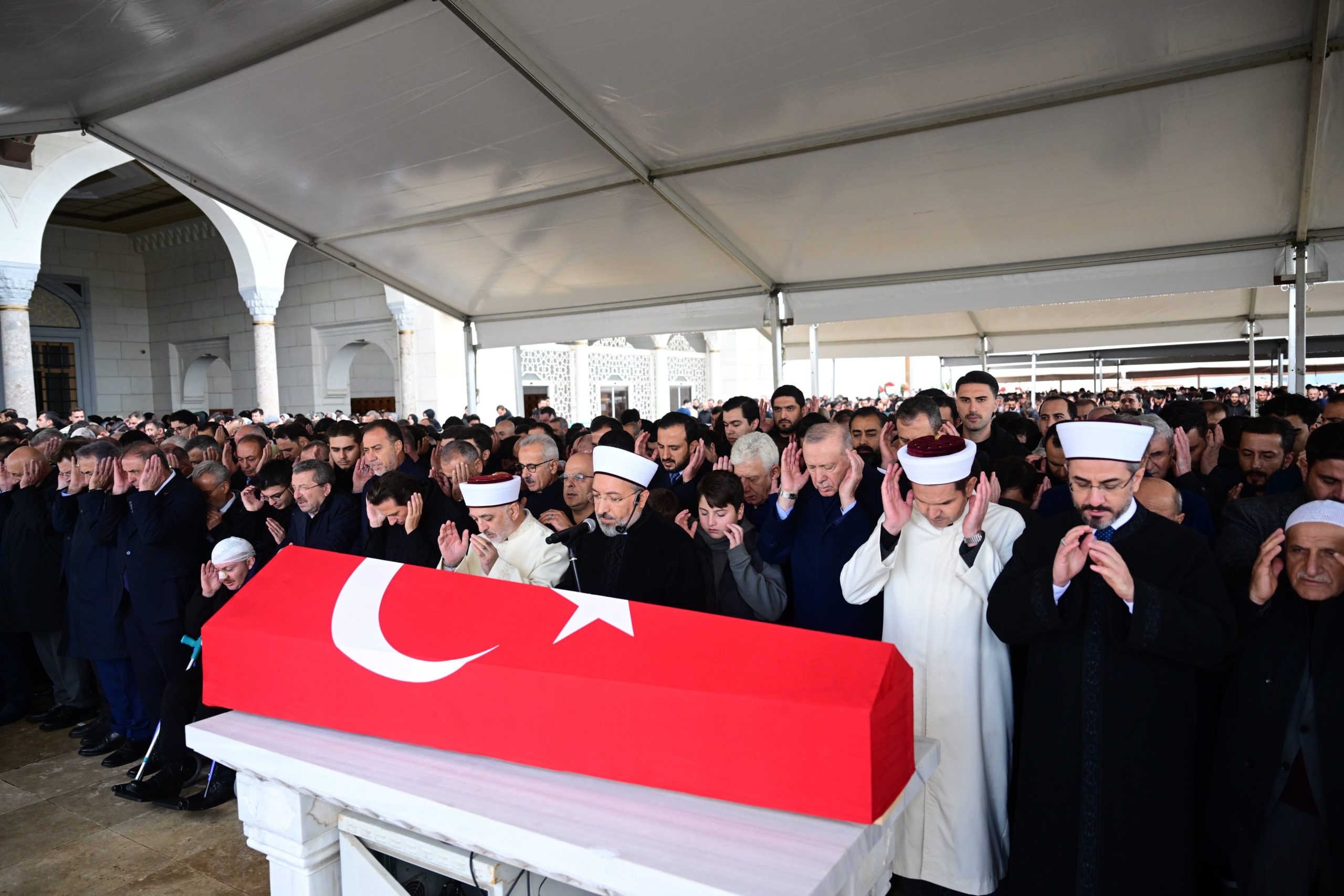 Cumhurbaşkanı Recep Tayyip Erdoğan tabuta omuz verdi