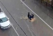 Esenyurt’ta sel sularına kapılan kadın metrelerce sürüklendi