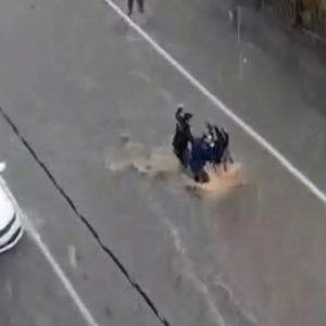 Esenyurt’ta sel sularına kapılan kadın metrelerce sürüklendi