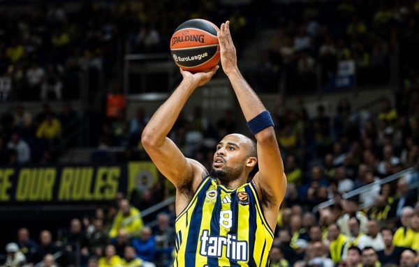 Türkiye Sigorta Basketbol Süper Ligi’nde son şampiyon Fenerbahçe Tarfin, İzmir’de konuk olduğu Karşıyaka'yı mağlup etti