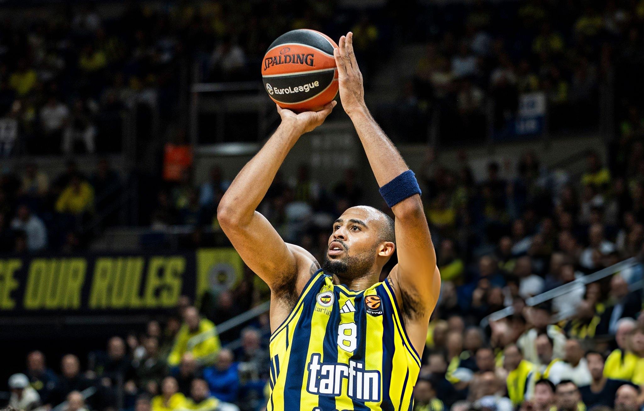 Fenerbahçe Tarfin, Karşıyaka deplasmanında şen