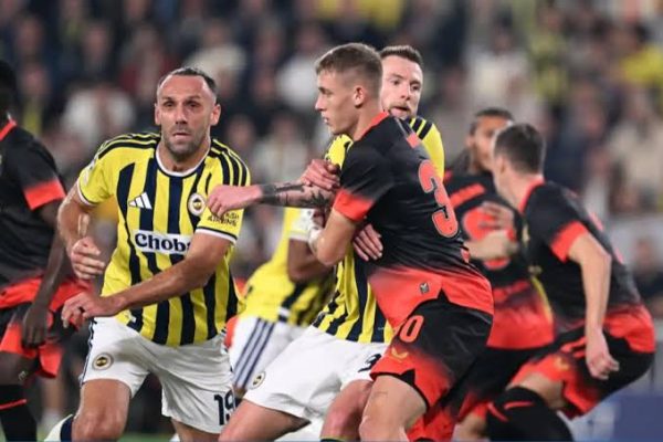 Şampiyonlar Ligi'nin 3. haftasında Fenerbahçe evinde son dakikada yediği golle Slavia Prag ile 2-2 berabere kaldı.