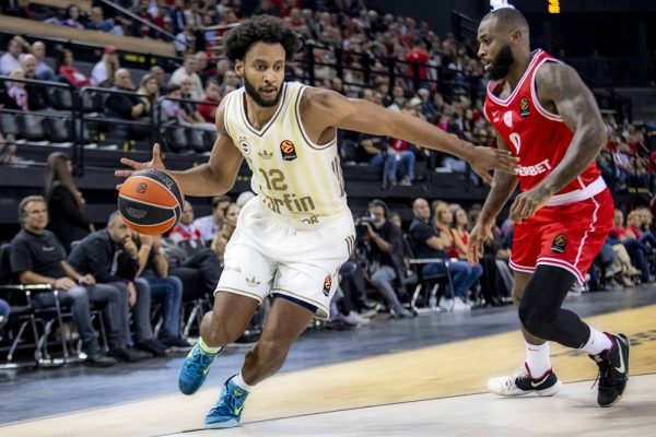 EuroLeague’in 7. haftasında Olympiakos’a konuk olan Fenerbahçe Tarfin, çift haneli farktan geri dönerek rakibini 64-61 yendi.