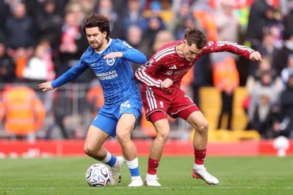İngiltere Premier Lig'de Liverpool'un Brighton'ı mağlup ettiği maçın başında Ferdi Kadıoğlu oyundan sakatlanarak çıktı