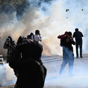 Fransa’da protestolar büyüdü! Marsilya Belediye Binası basıldı