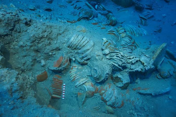 Dünyanın en eski gemi batığı Türkiye’de bulundu 1 Antalya Kekova Adası açıklarında bulunan yaklaşık 4.400-4.700 yıllık gemi batığından çıkarılan seramik amforalar inceleniyor.