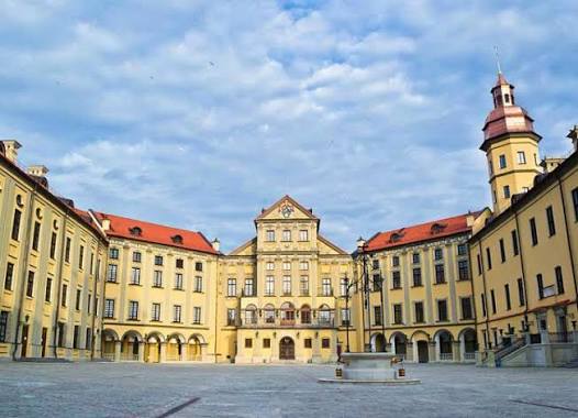 Belarus Turu 2026: Minsk, Mir Kalesi ve Keşfedilecek Rotalar 1 Belarus Turu 2026 planlayanlar için Minsk’ten Mir Kalesi’ne, Nesvizh Sarayı’ndan doğal rotalara uzanan kapsamlı bir gezi rehberi.
