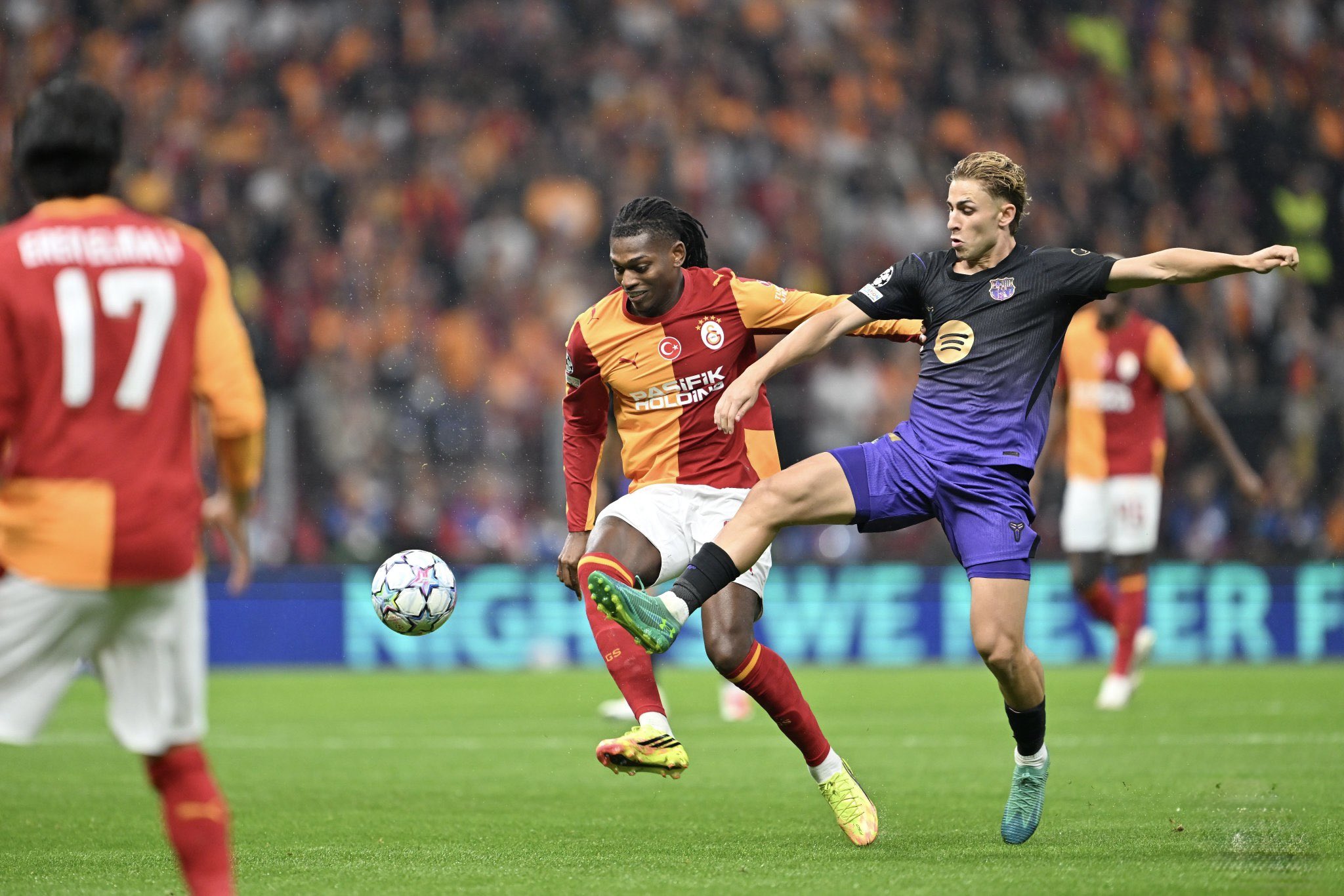 Galatasaray, Barcelona’ya önce kafa tuttu! Ardından dağıldı
