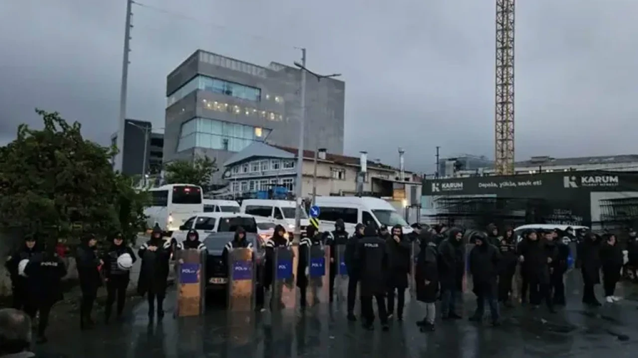 Halk TV’ye polis baskını: Kayyum atandı, yayın durduruldu 1 Halk TV’nin İstanbul’daki merkez binasına 14 Ekim 2026 sabahı polis ekipleri girdi.