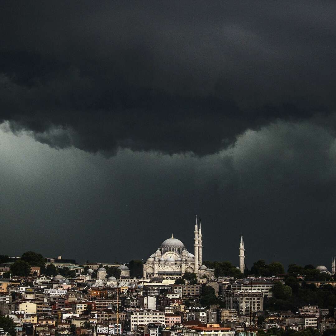İstanbul’a art arda kuvvetli sağanak ve rüzgar uyarısı!