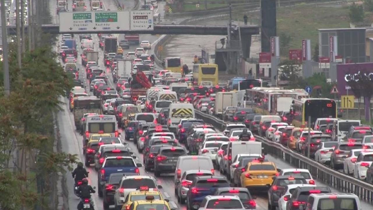 İstanbul’da yağış ve fırtına şiddetlendi! Uyarı üstüne uyarı!