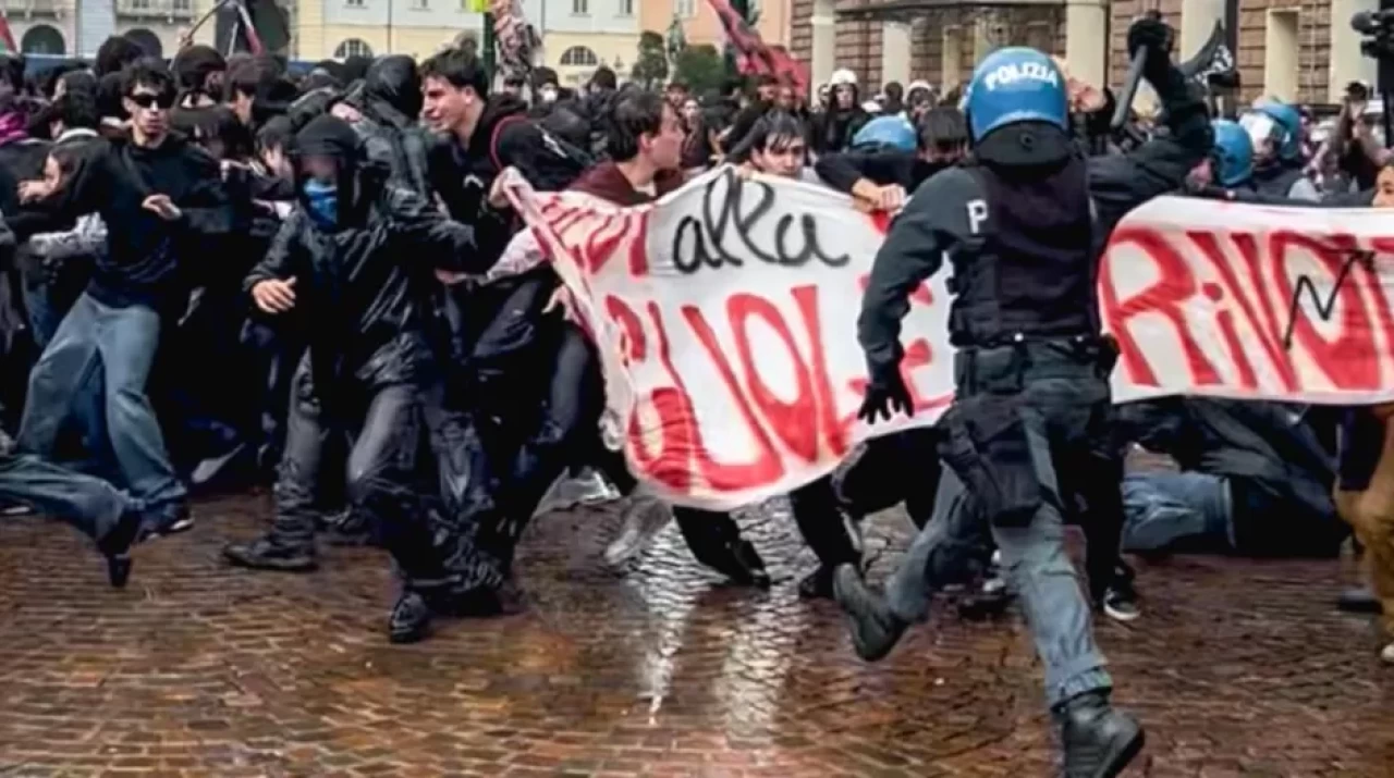 İtalya’da protestolar nasıl başladı? Hayat pahalılığı öfkesi sokaklara taştı, Meloni hükümeti sertleşiyor 1 İtalya’daki protestolarda düşük ücretler, güvencesiz çalışma koşulları ve barınma sorunları öne çıktı.