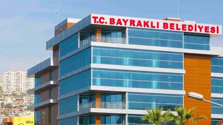 Bayraklı Belediyesi soruşturmasında gözaltına alınan 43 kişi, emniyetteki işlemlerinin ardından adliyeye sevk edildi.